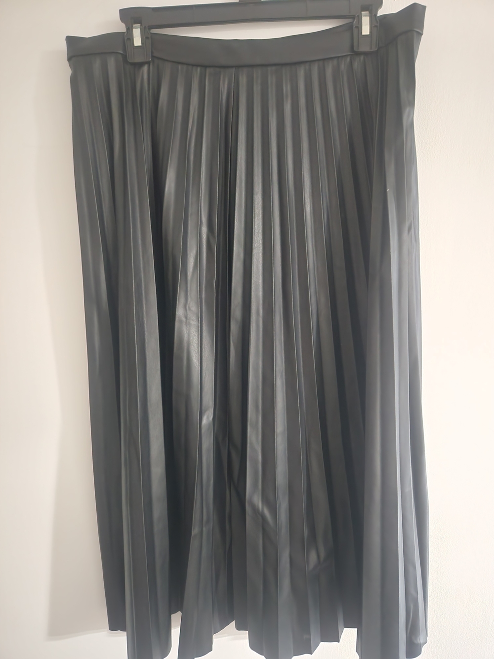 Pleated Faux Leather A-Line Skirt — Black